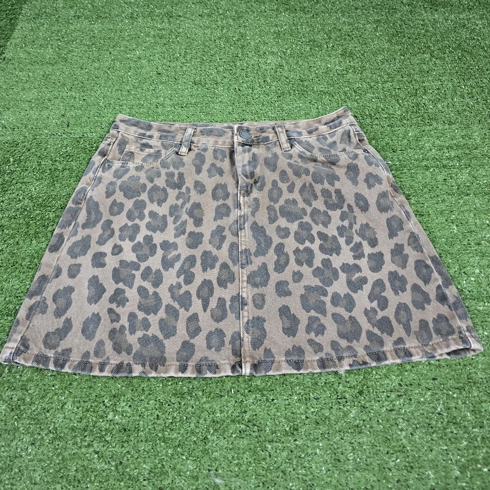 BLANK NYC | 100% COTTON FADED LEOPARD LIGHTLY DISTRESSED DENIM MINI SKIRT - Picture 3 of 16